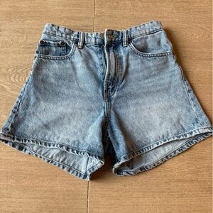 Zara High-Rise Mom Denim Shorts Light Wash 4 boho, 90s, festival, minimalist